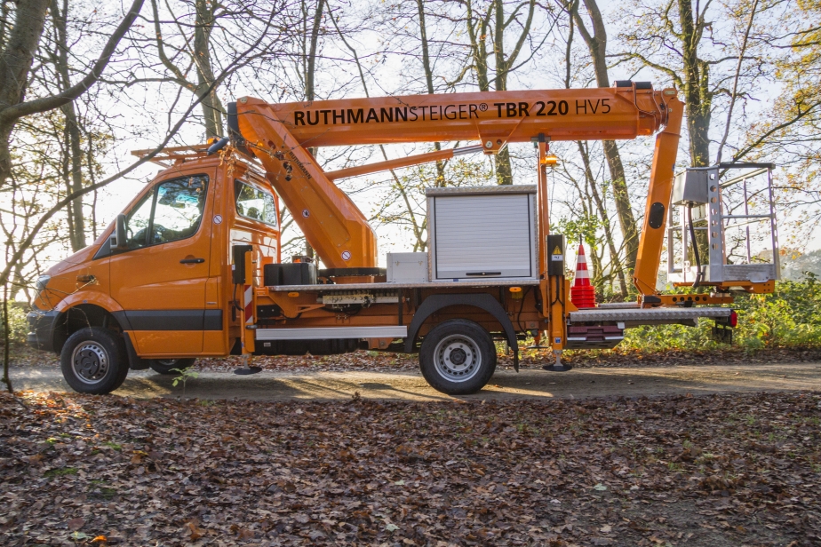 RUTHMANN STEIGER® TBR 220 HV5 auf 5 t Fahrgestell mit Werkstattkoffer