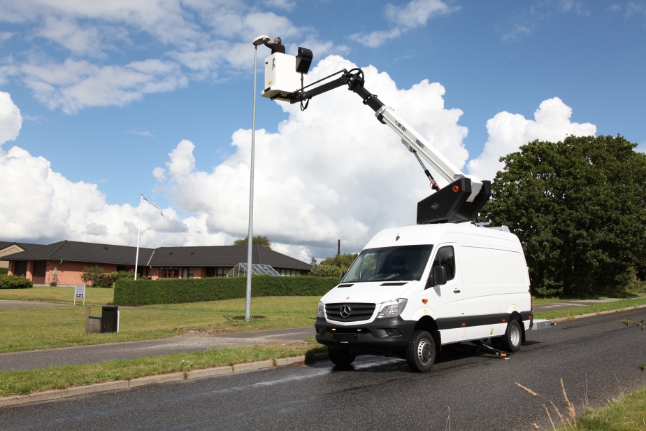 Versalift VDT-170-F auf Kastenwagen zum sicheren Transport von Werkzeugen