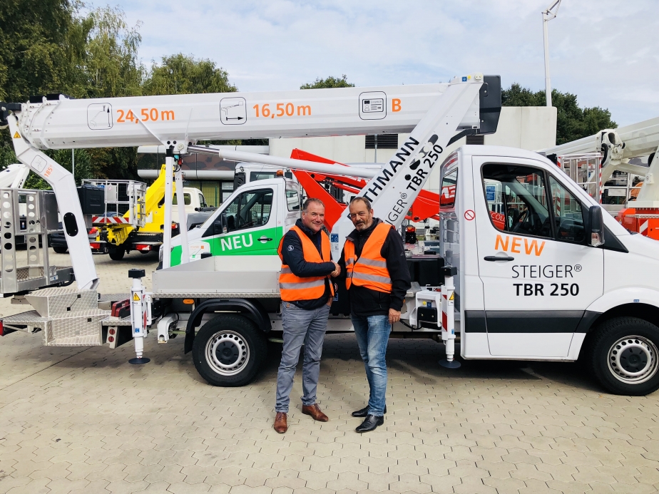 v.l.n.r. Luuk Siesling und rechts Guido van Gestel. Mit Handschlag wurde der Auftrag im Ruthmann Werk in Gescher besiegelt.