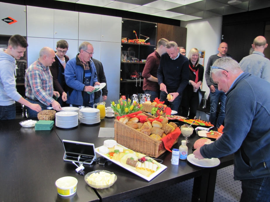Zur Feier des Tages hat Rolf Kulawik die Belegschaft zu einem leckeren Frühstück eingeladen.