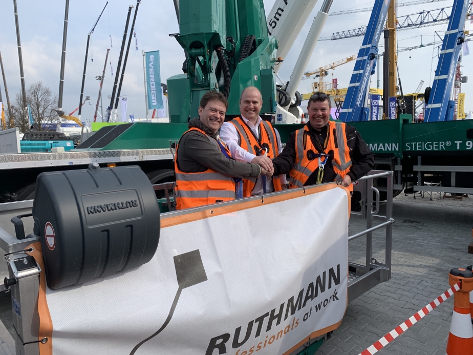 Alexander Gräber auf dem T 900 HF Bauma 2019 in München