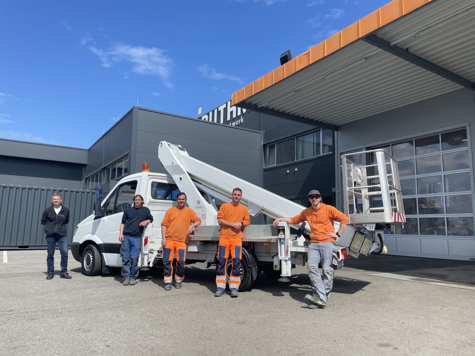 5 Personen stehen vor einem RUTHMANN STEIGER TB220.