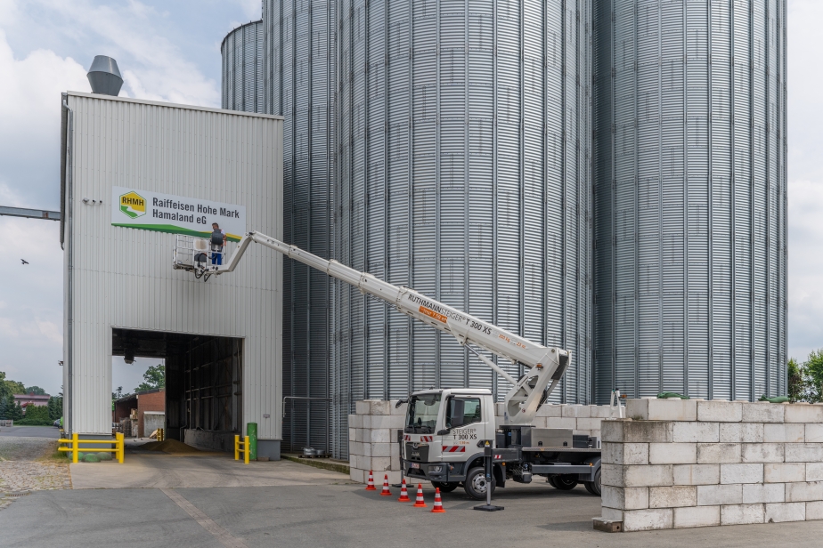 Ruthmann STEIGER® T 300 XS im Einsatz an Silos 