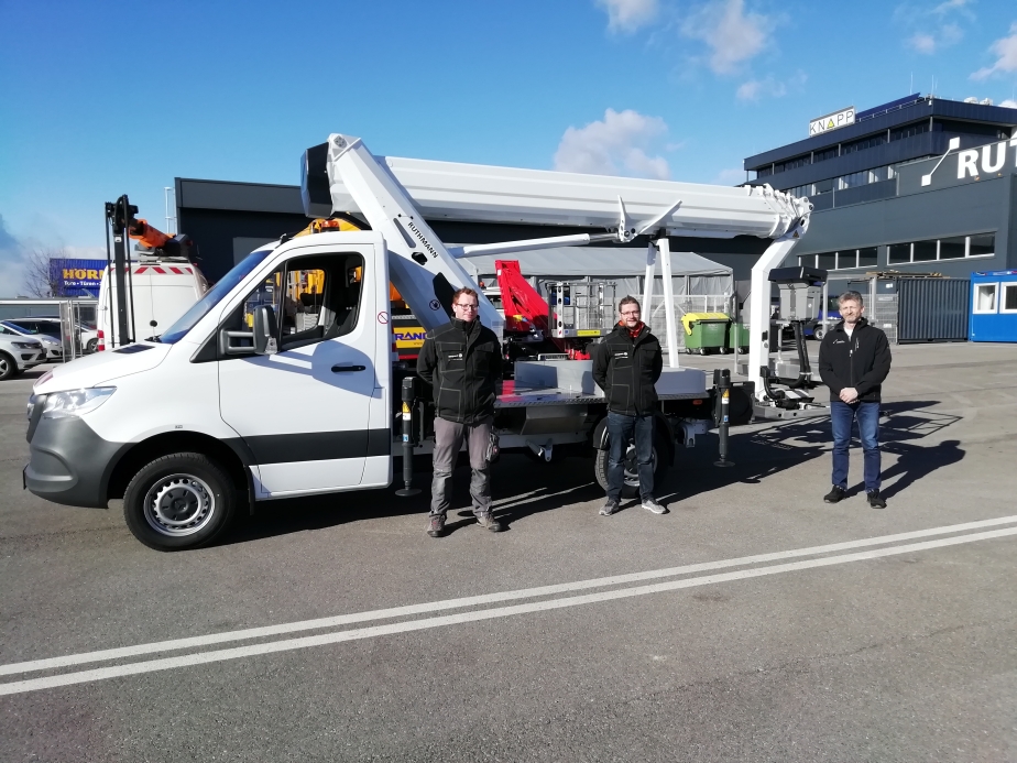 Übergabe des TBR 260 an (v.ln.r.) Andreas Mayr und Stefan Ortner durch den RUTHMANN Mitarbeiter Martin Zach.