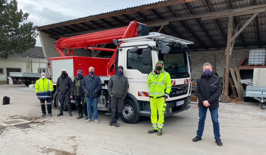 Martin Zach (rechts) übergibt den TBR 260 S7 an das Team der Stadtgemeinde Traiskirchen.