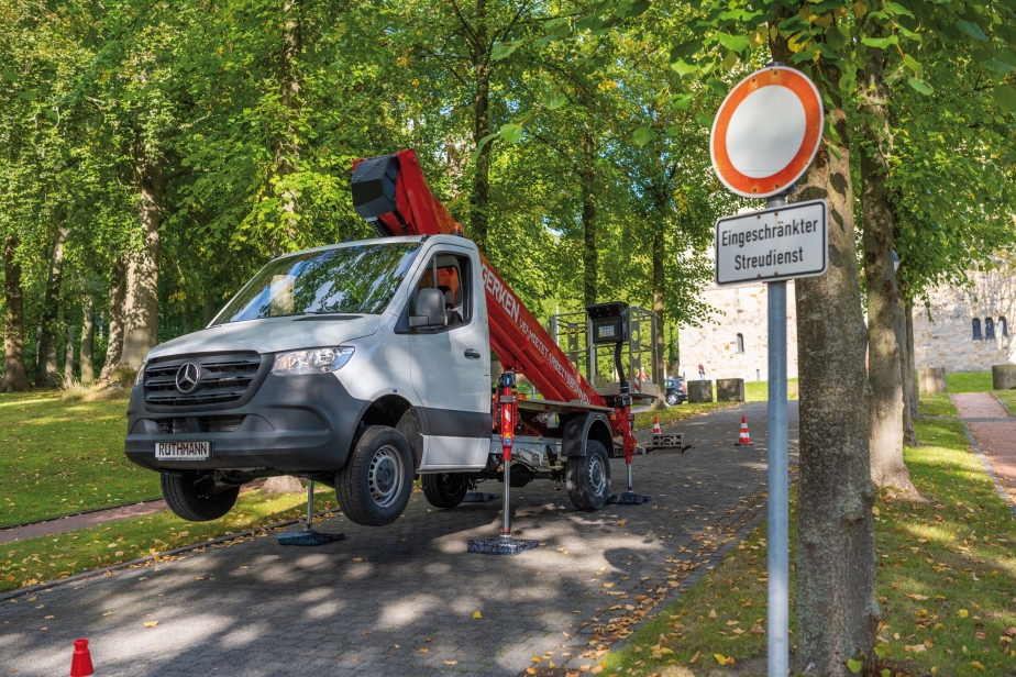 Die ECOLINE 270 hat eine zulässige Aufstellneigung von 5° und ist durch den um 50 mm vergrößerten Stützhub hervorragend für Arbeiten in der Schrägen einsetzbar. Die keilförmigen RUTHMANN Unterlegplatten sorgen für einen sicheren Stand.