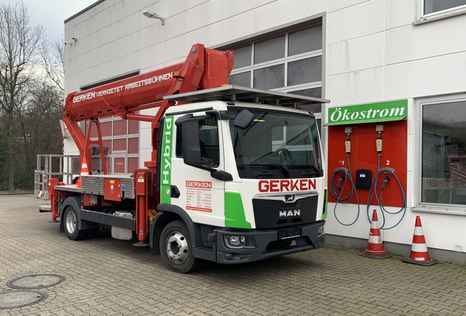 Die neue Hybrid LKW-Arbeitsbühne an der GERKEN Ladestation