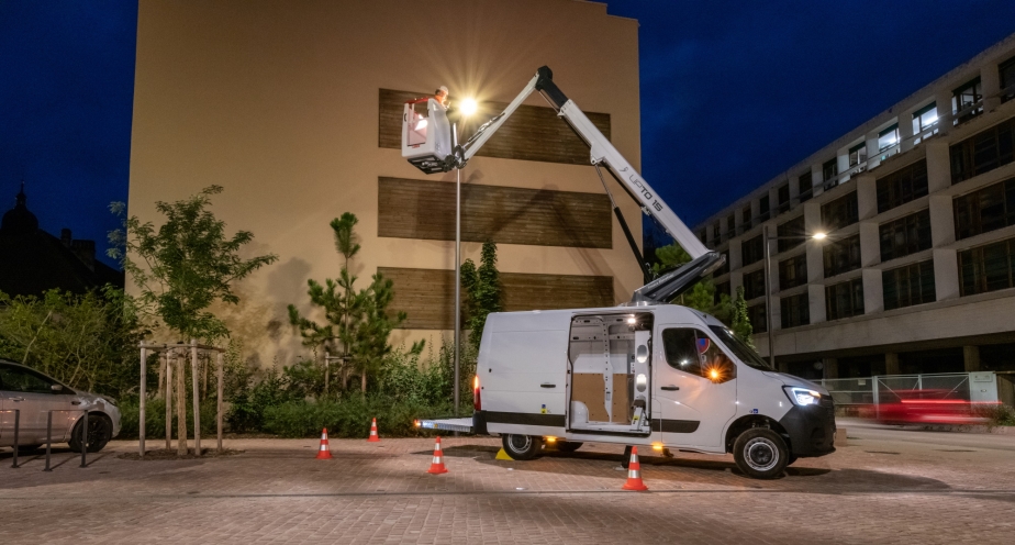 France Elévateur UPTO 15 auf Renault Master Kastenwagen