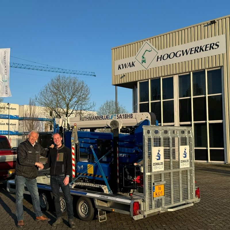 Übergabe Bluelift SA 18 HB an Oswald Scheerder
