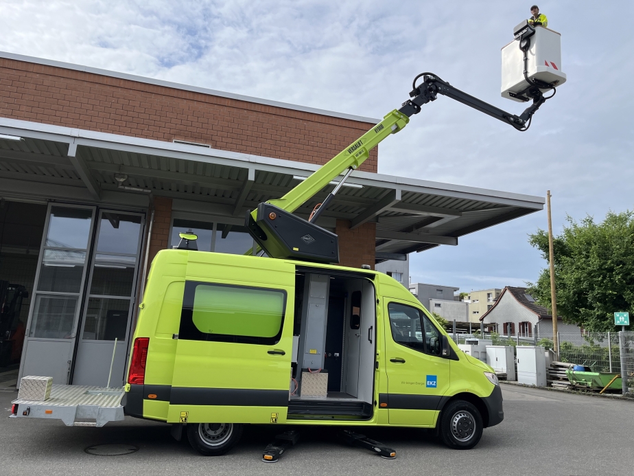 Es geht hoch hinaus für die EKZ, inkl. Werkstatteinrichtung des Kastenwagens.