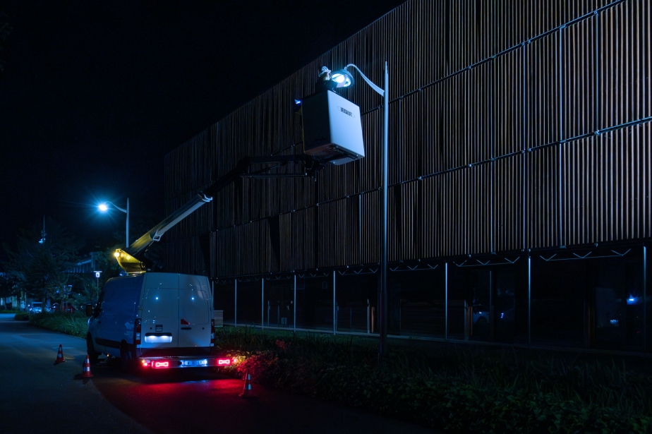 Ebenfalls vollelektrisch fährt der VERSALIFT VTL-145-F auf Renault e-Master.