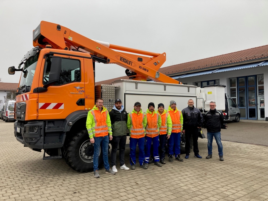 Markus Sindl (links) und sein Team der LEW Verteilnetz GmbH freuen sich über den neuen VERSALIFT VST-5500-SI.