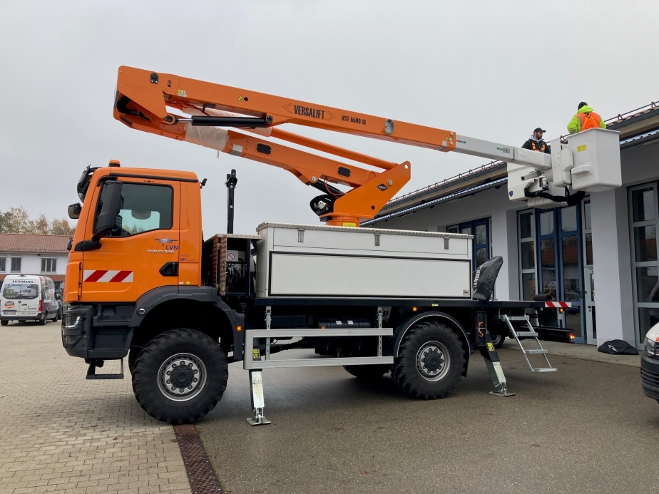 VERSALIFT VST-5500-SI mit zwei isolierten Arbeitskörben für die Lechwerke.