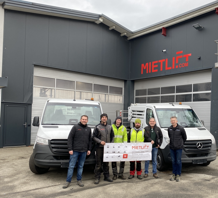 Martin Zach (RMÖ) übergibt an Mietlift AT GmbH