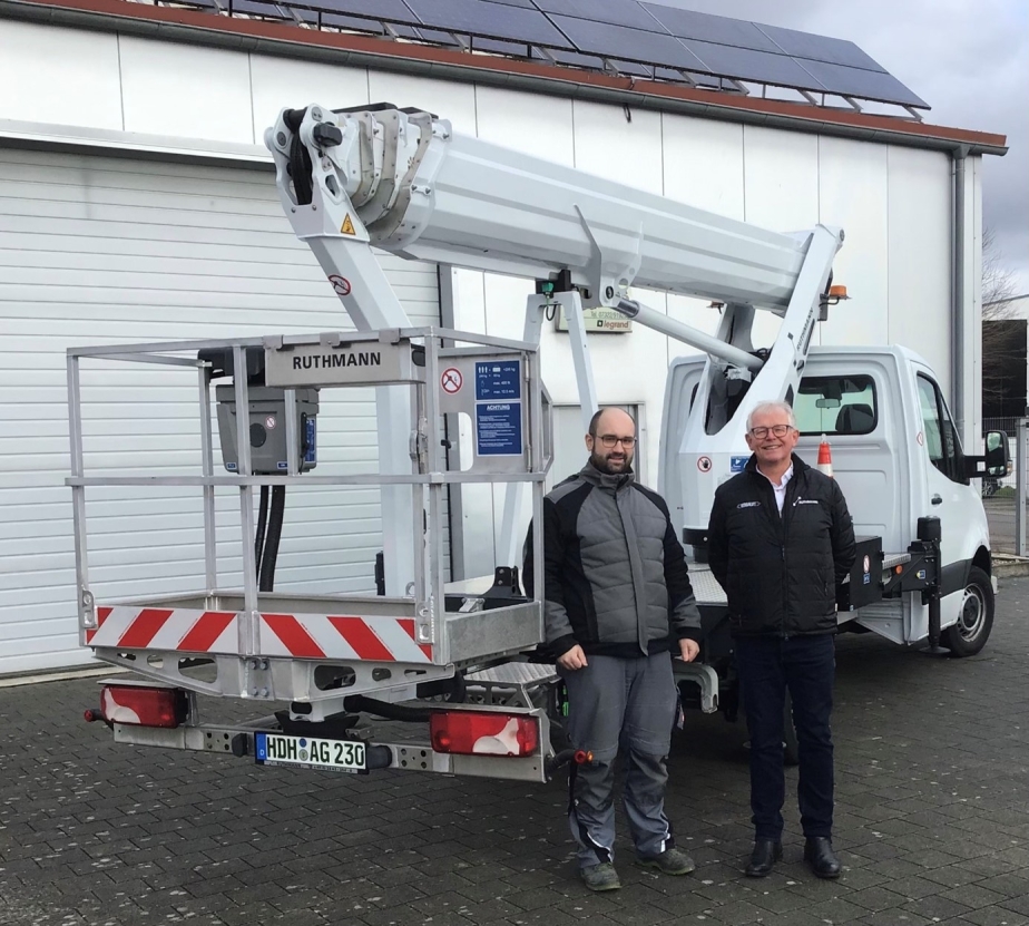 Andreas Schneider von der Elektro Gross GmbH und Günter Fuchs, Vertreter für die Ruthmann Holding GmbH, stehen vor dem RUTHMANN STEIGER TBR 230.