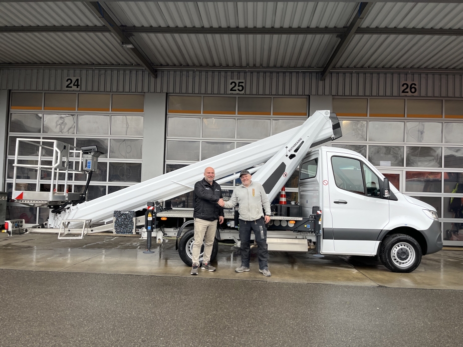 Daniel Kaufmann von der Ruthmann-Schweiz AG und Thomas Frei stehen vor dem neuen RUTHMANN STEIGER TB 300 der Zimmerei Frei.