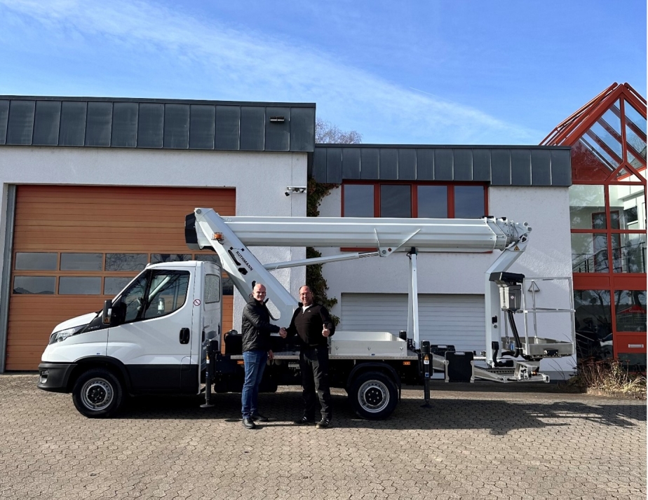 Marc Malpohl übergibt den RUTHMANN STEIGER TBR 230 an Mario Günnewig