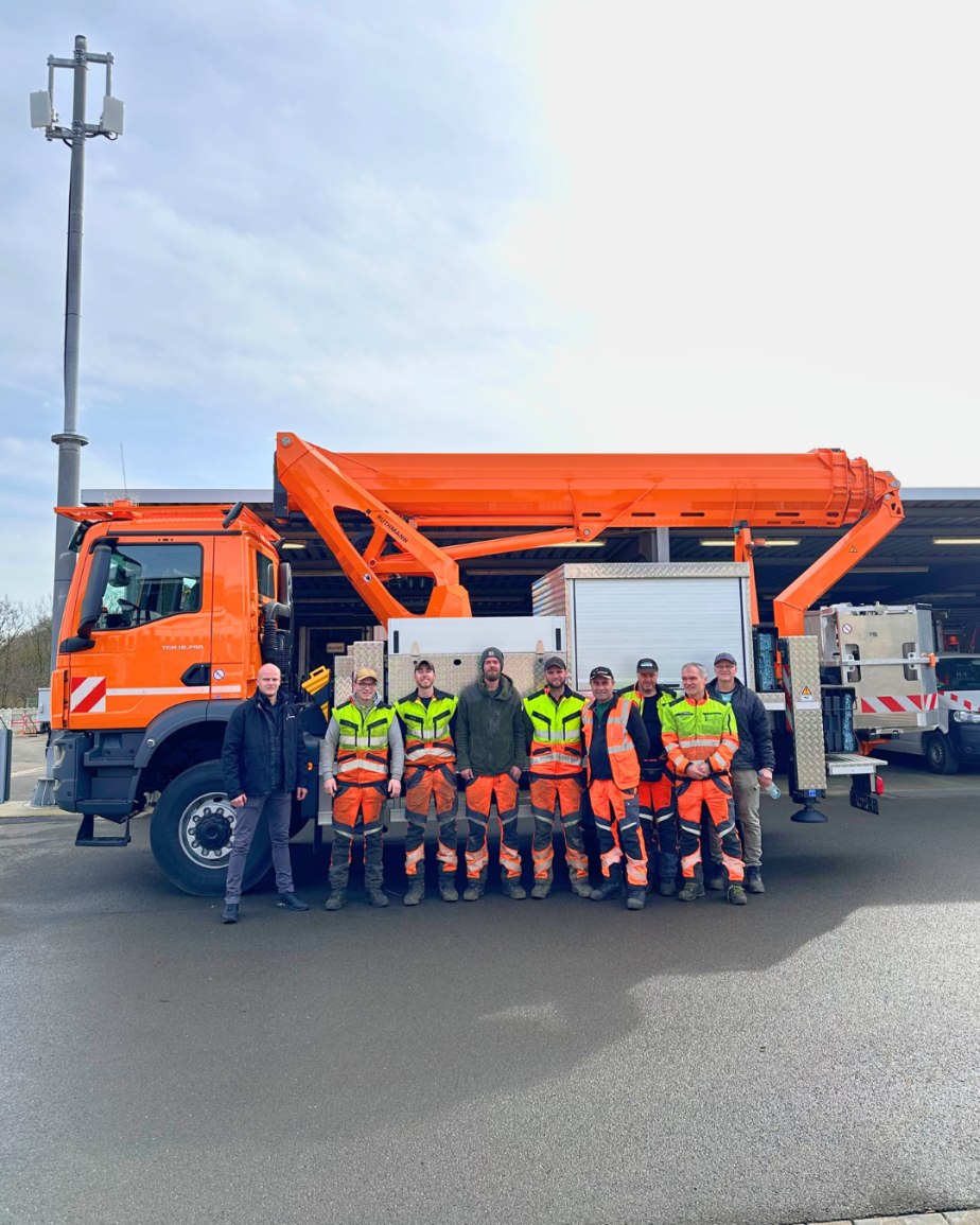 Mitarbeiter der technischen Betriebe Solingen und Marc Malpohl stehen vor dem neuen T 300 XS.