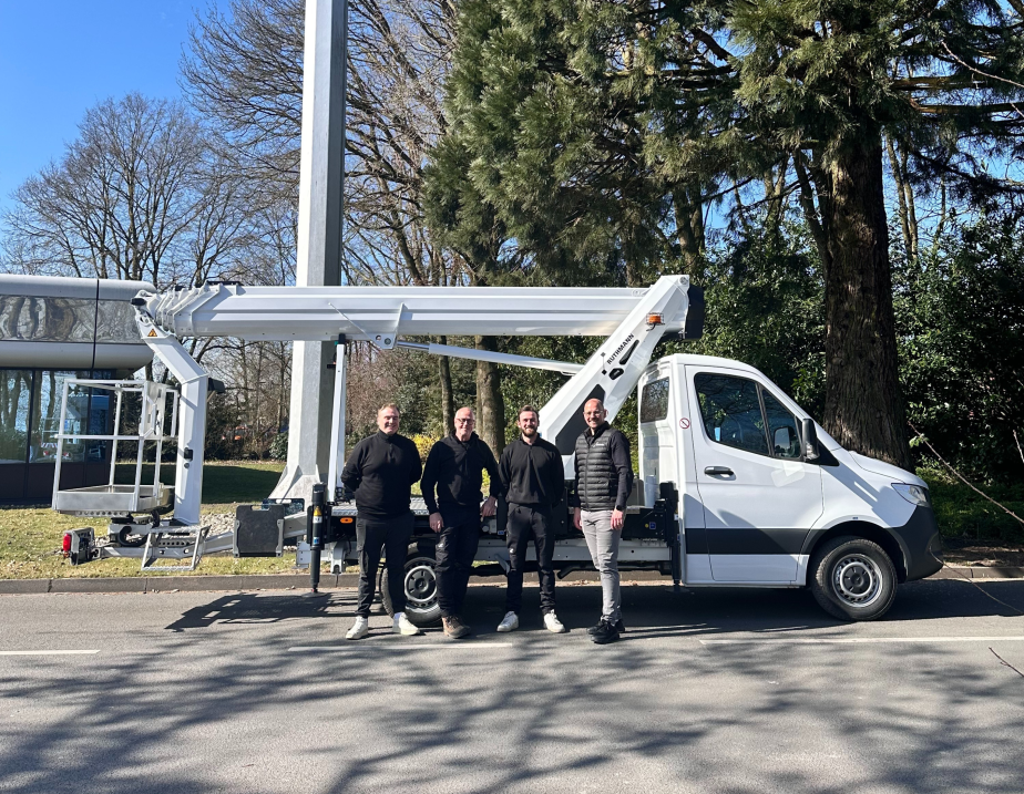 Die Übergabe erfolgte durch unseren Head of Export, Marius Wiesmann. Ebenfalls mit dabei waren unser Kollege Jan Wiemer sowie Senior-Eigentümer Matthias Gerlach und Junior Noah Gerlach.
