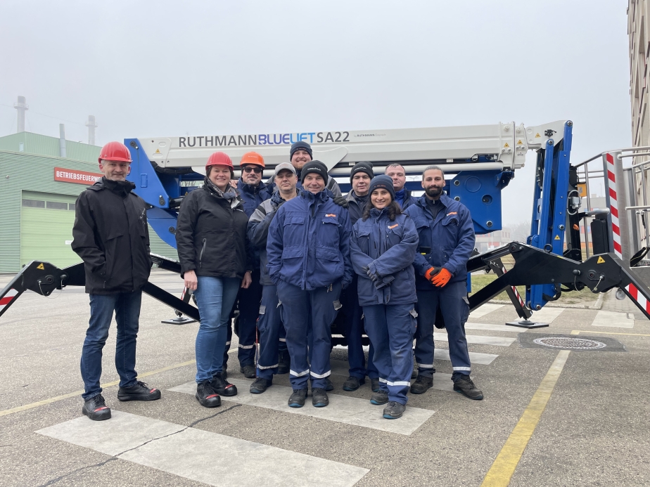 Übergabe der Raupenarbeitsbühne RuthmannBluelift® SA 22