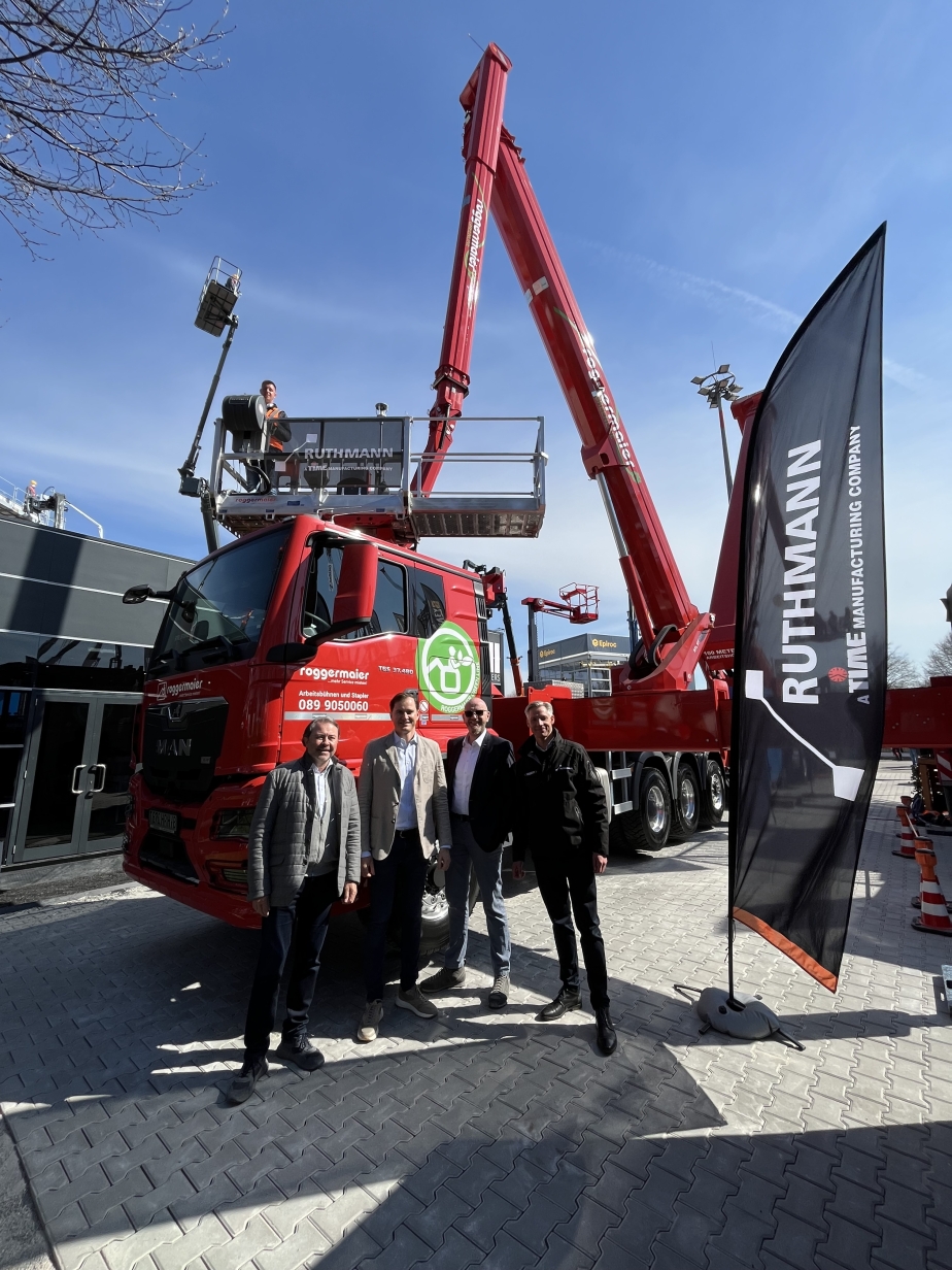 roggermaier freut sich über ihren neuen RUTHMANN STEIGER T 570 HF.