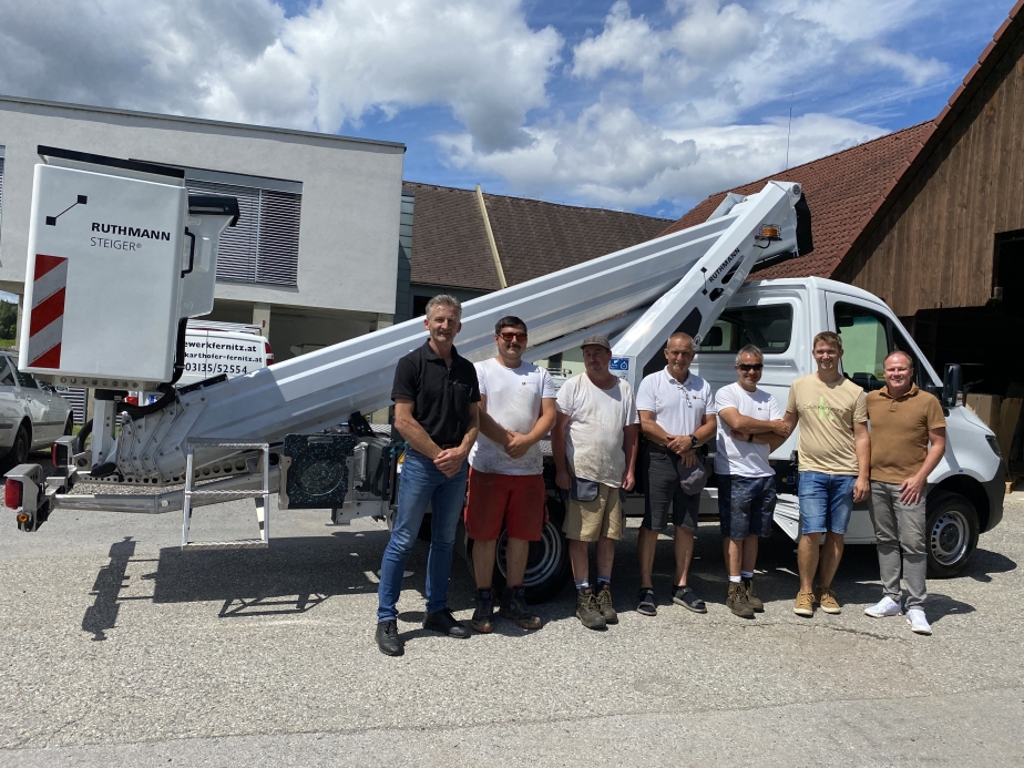 Martin Zach (RMÖ) übergibt den TB 270 pro an Elektrizitätswerk Fernitz Ing. Franz Purkathofer GmbH & Co KG