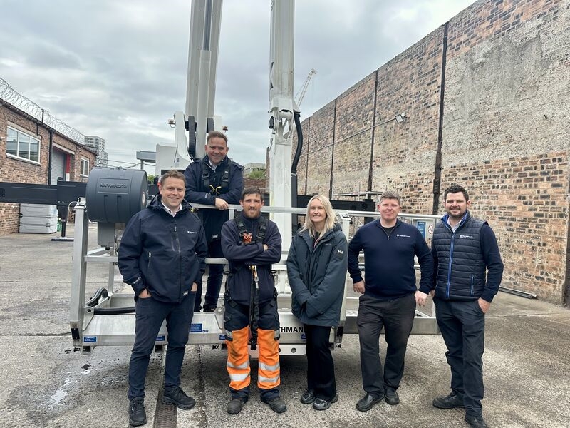 Das Team von Palmer steht vor ihrem neuen STEIGER® T 570 HF