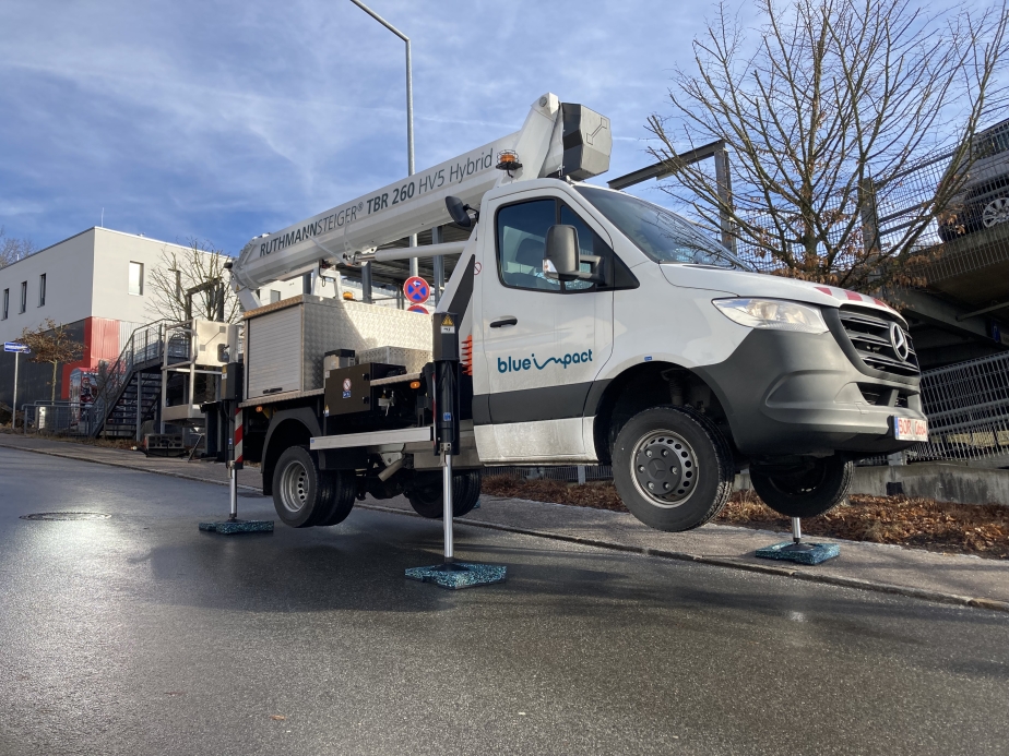 Der RUTHMANN STEIGER® TBR 260 HV 5 Hybrid am Hang abgestützt.