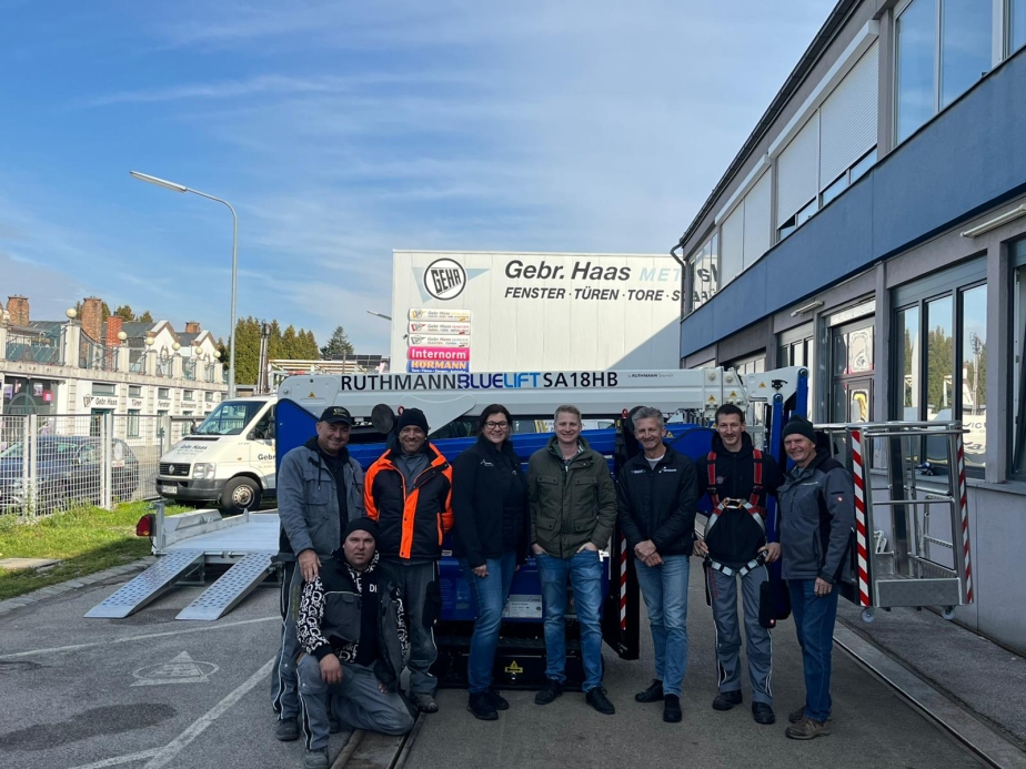 Jessica Wölkart (RMÖ) und Martin Zach (RMÖ) übergeben an Gebr. Haas Bauelemente GmbH