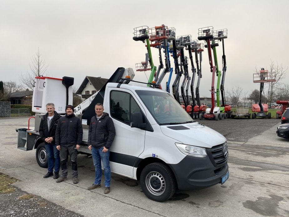 Martin Zach (RMÖ) übergibt an Mietlift AT GmbH