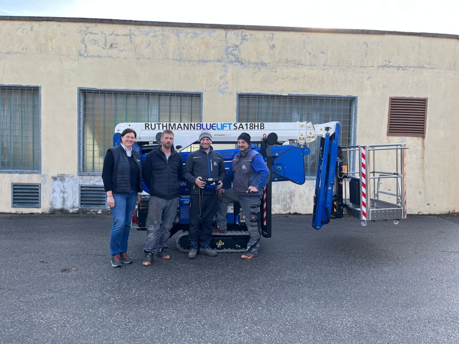 Jessica Wölkart (RMÖ) übergibt die SA 18 HB