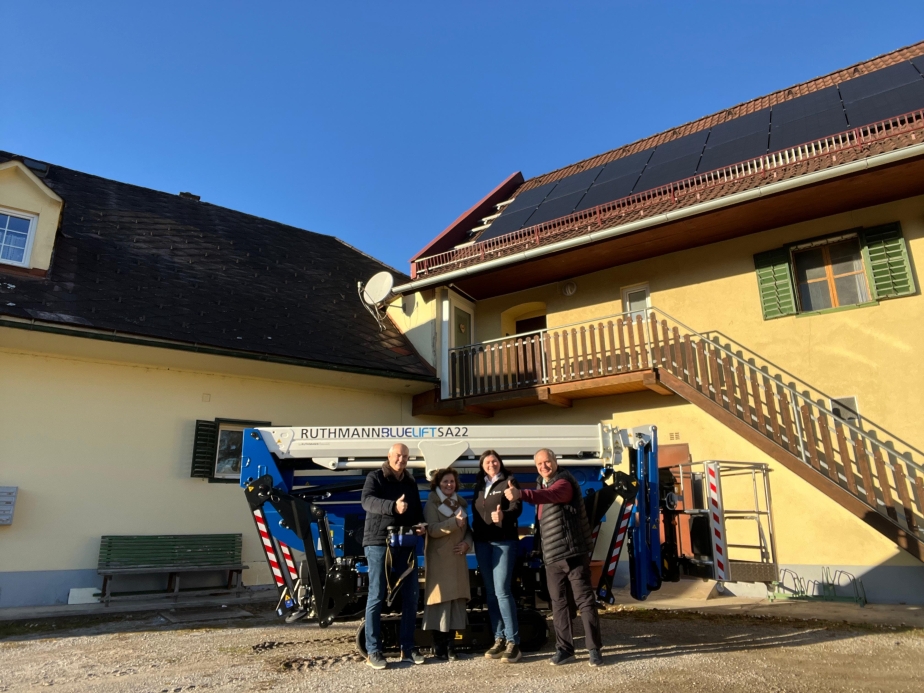 Jessica Wölkart (RMÖ) übergibt die SA 22 an Bau & Dach GmbH