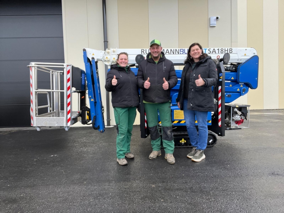 Jessica Wölkart (RMÖ) übergibt an Walcher Dienstleistungen