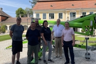 Jessica Wölkart (RMÖ) übergibt an die Güterdirektion Schloss Halbturn