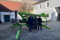 Jessica Wölkart (RMÖ) übergibt an Hr. Hannes Ruscher, Hr. Bernhard Ruscher und Hr. David Mirsoane (von li. nach re.)