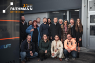 Das Team freut sich über 20 Jahre Ruthmann Österreich GmbH