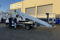 Guido Van Gestel (r., Geschäftsführer, KWAK Hoogwerker) übergibt den RUTHMANN STEIGER TB 300 an Ruud Valkenburg (l., Van der Grift en Valkenburg Onderbhoud BV)