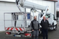 Andreas Schneider von der Elektro Gross GmbH und Günter Fuchs, Vertreter für die Ruthmann Holding GmbH, stehen vor dem RUTHMANN STEIGER TBR 230.