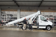 Daniel Kaufmann von der Ruthmann-Schweiz AG und Thomas Frei stehen vor dem neuen RUTHMANN STEIGER TB 300 der Zimmerei Frei.