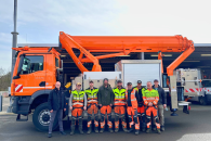 Mitarbeiter der technischen Betriebe Solingen und Marc Malpohl stehen vor dem neuen T 300 XS.