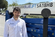 Aimen Gharbi vor einer BLUELIFT SA 18 HB